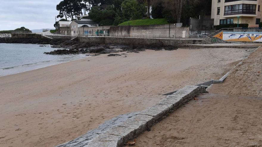 Playa de Santa Cristina, que ya perdió arena tras el relleno de Costas hace pocos meses. |   // V. ECHAVE