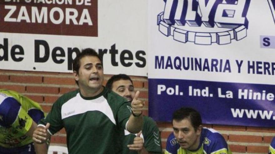 El técnico García Valiente, dirigiendo a su equipo desde la banda.