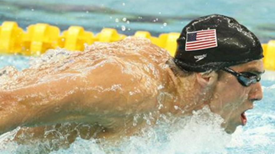 Phelps comienza su marcha militar con el primer oro