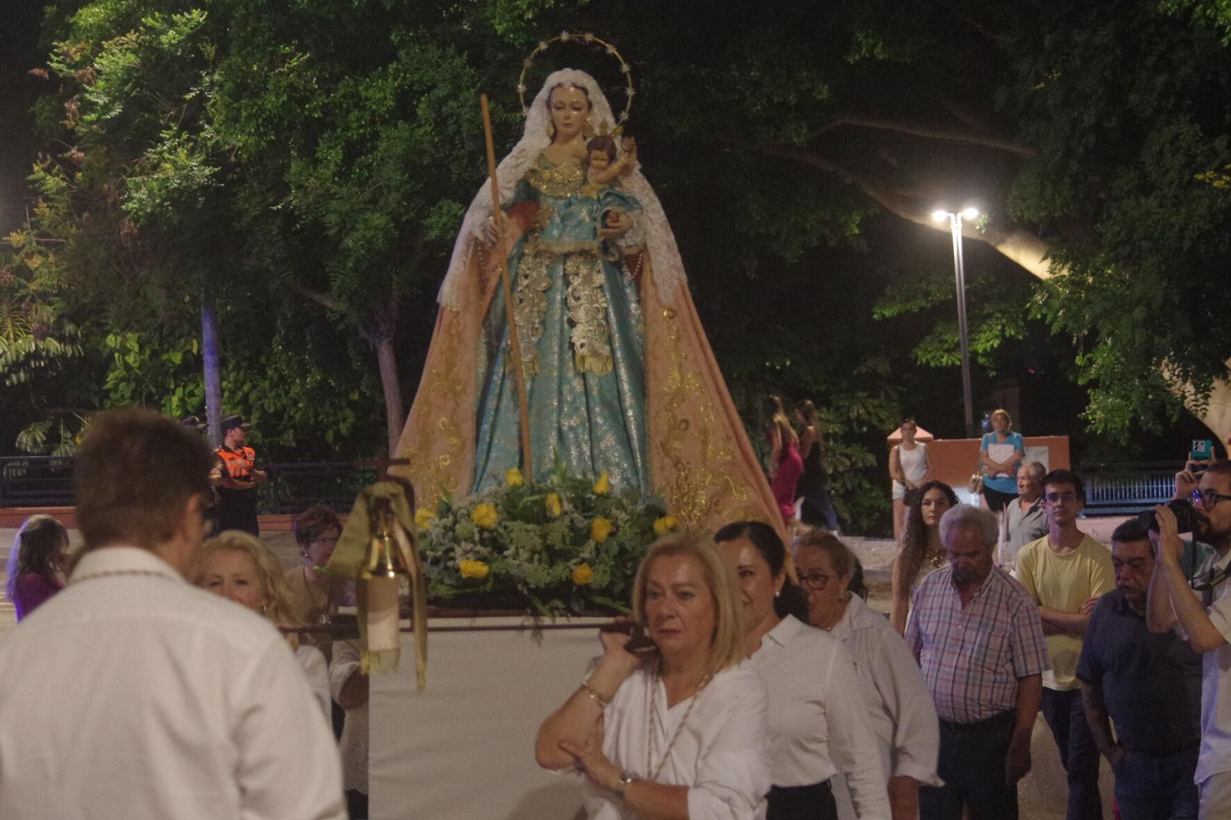 Traslado con antorchas de la Virgen de las Cañas a la parroquia de Nuestra Señora de los Dolores, en el Puerto de la Torre
