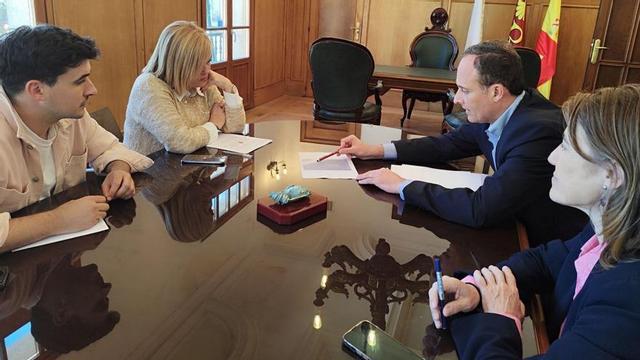 Rivas y Botana, ayer, durantela reunión en Redondela junto a AntonioCabaleiro y Beatriz Colunga.