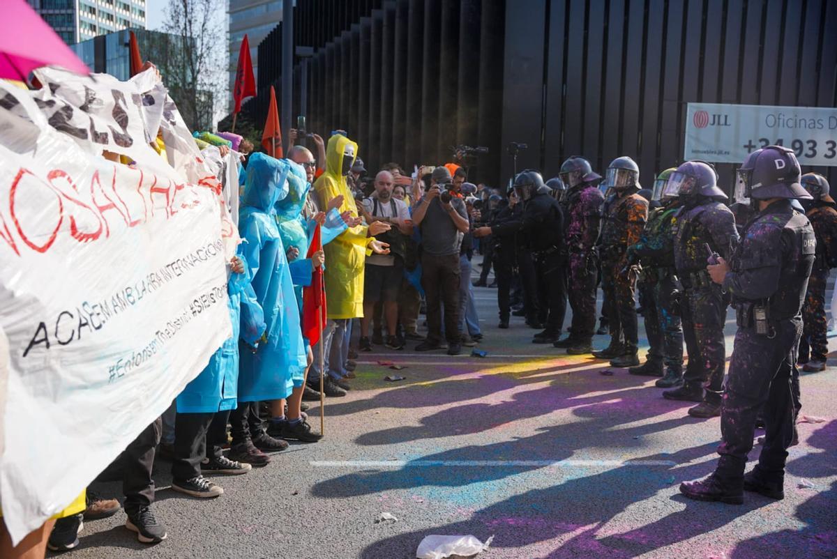 La feria inmobiliaria The District de Barcelona abre entre protestas de activistas