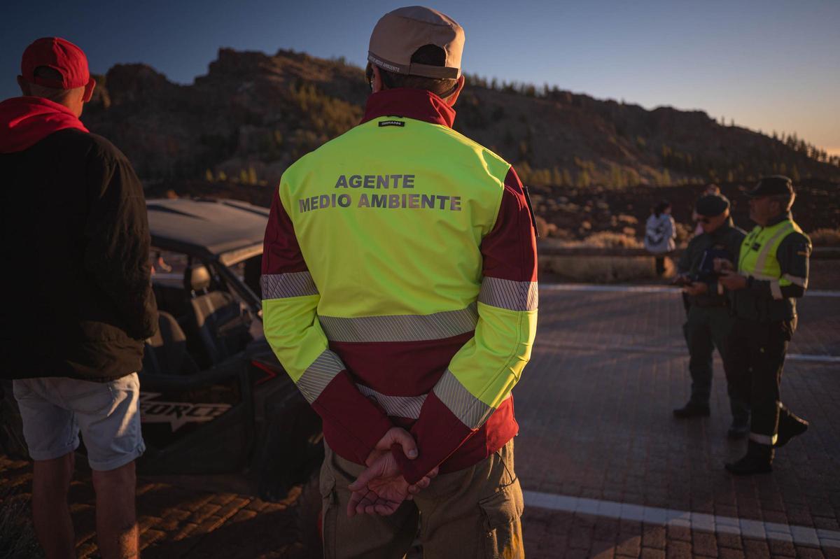Un agente de Medio Ambiente durante un control en espacio natural protegido de Tenerife.