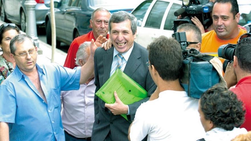 Guillermo Reyes, junto a varios seguidores y periodistas el pasado 10 de abril camino del Juzgado.