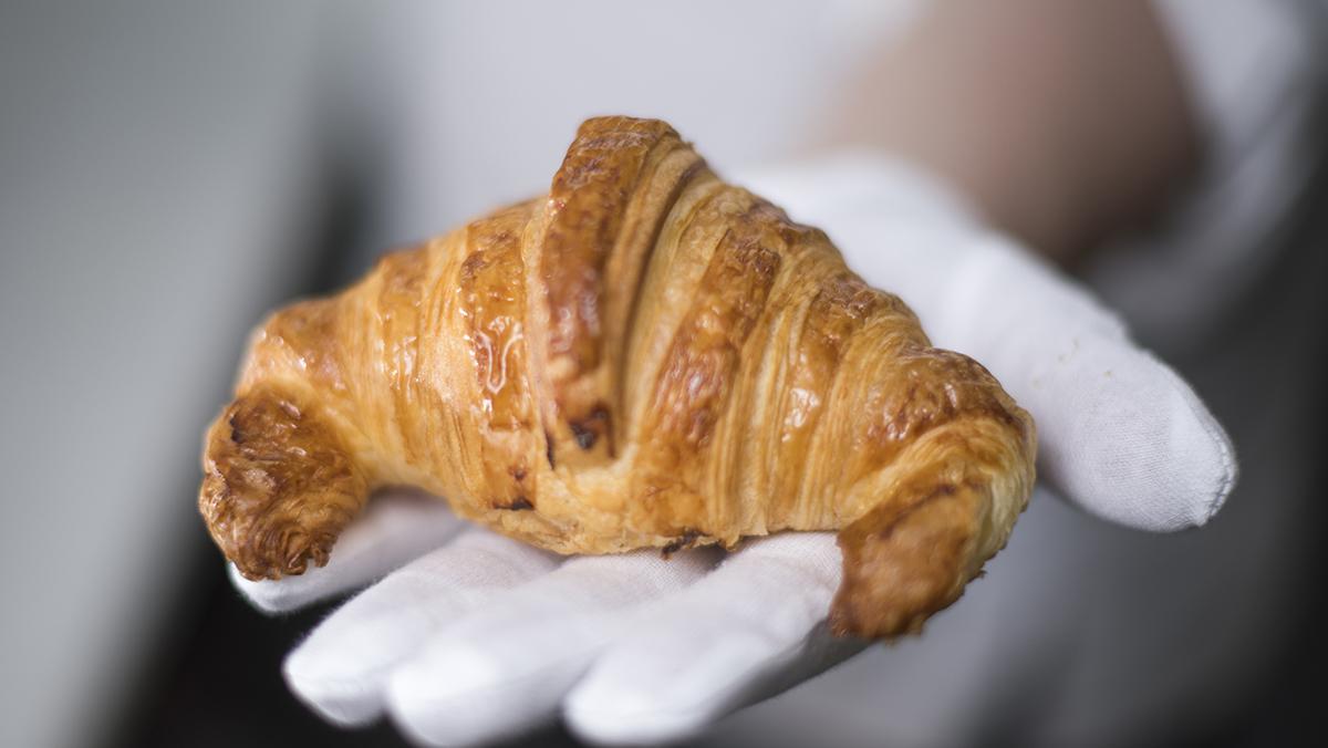 Cómo hacen los cruasanes con y sin cuernos en el obrador de la pastelería Escribà.