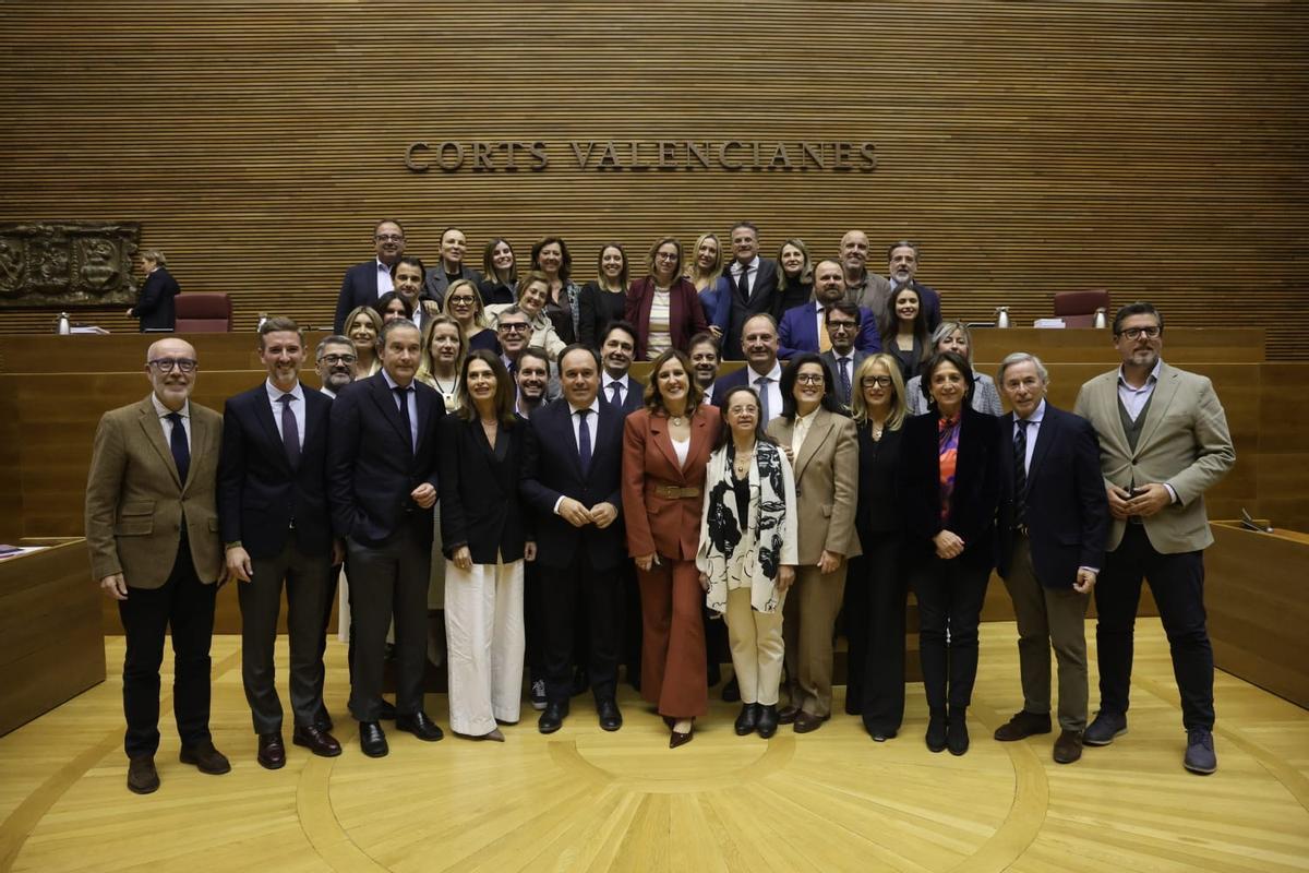 Foto de grupo de los diputados del PP con Llorca, pero sin Mazón, este jueves.