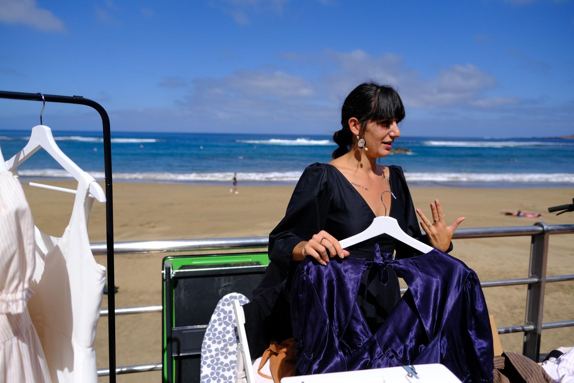 La diseñadora Gloria Mangolini cose con su máquina en la playa de Las Canteras