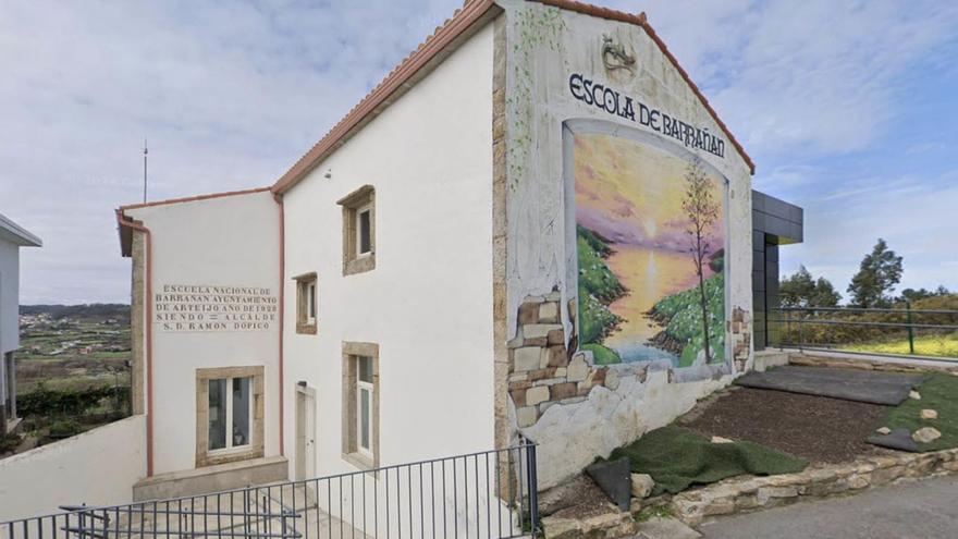 Fachada exterior de la escuela de Barrañán.