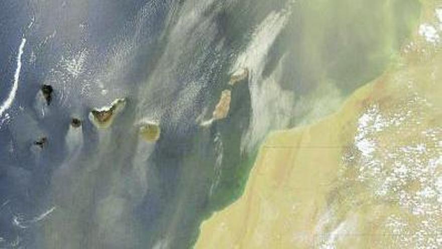 Imagen de satélite de un episodio de calima sobre Canarias facilitada por la NASA.