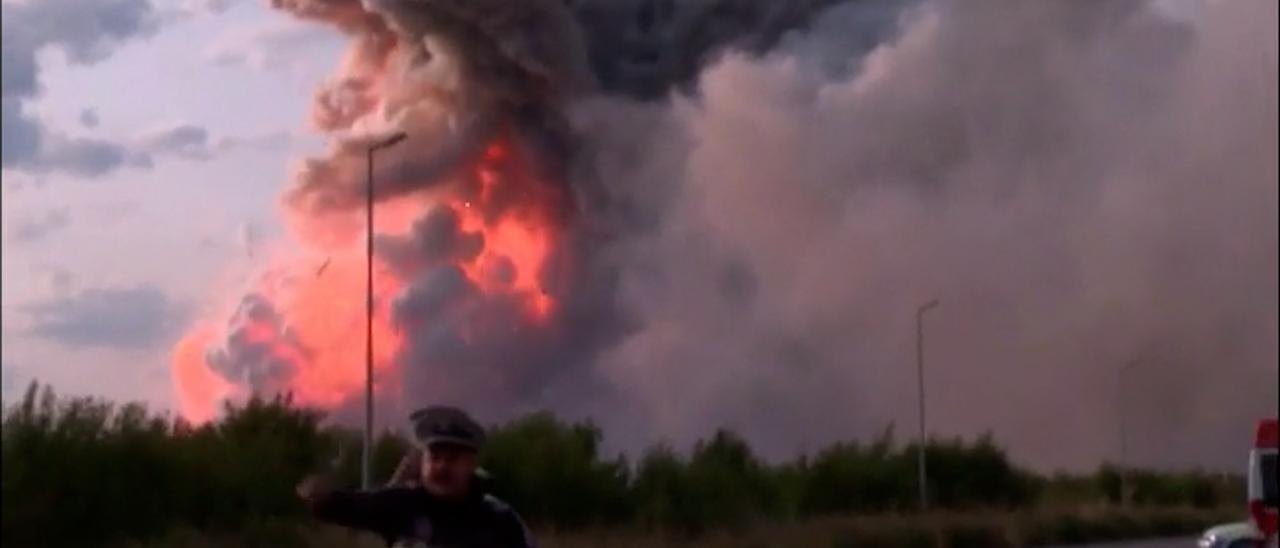 Espectaculares imágenes del incendio de una empresa pirotécnica en Bulgaria