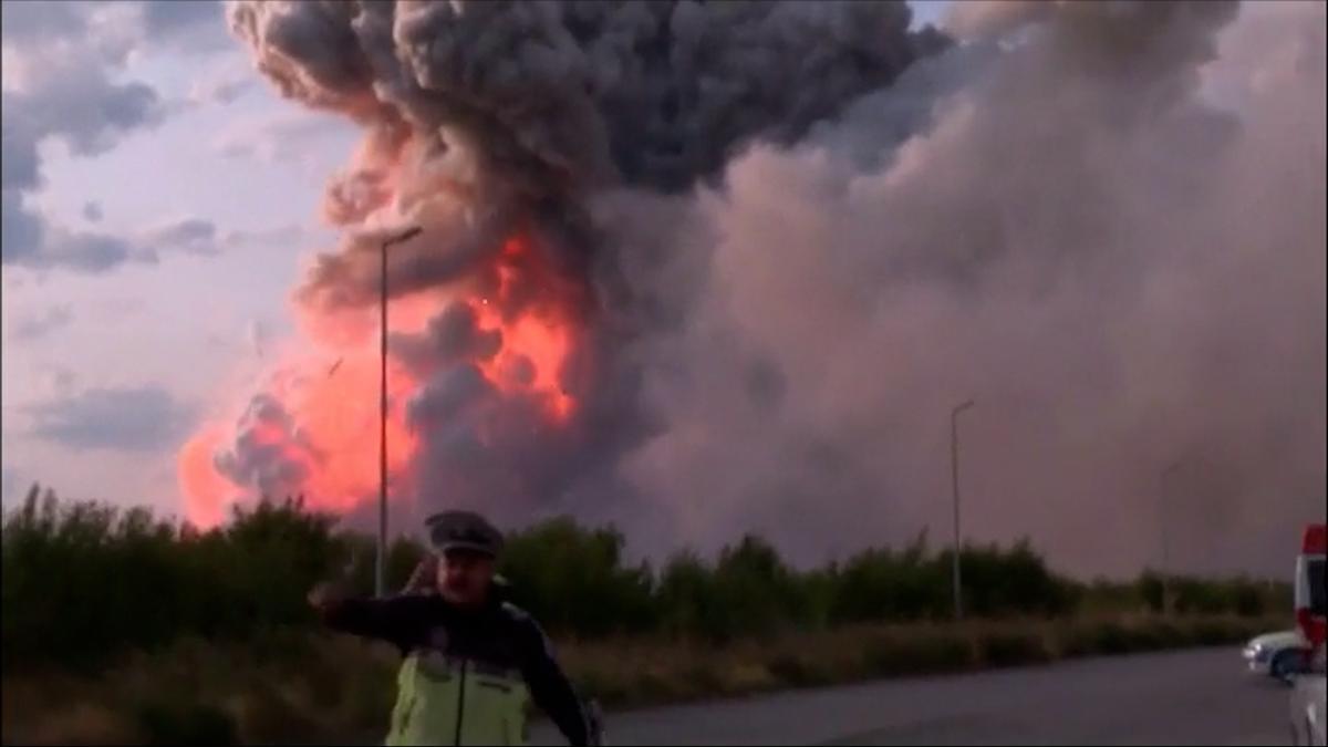 Espectaculares imágenes del incendio de una empresa pirotécnica en Bulgaria