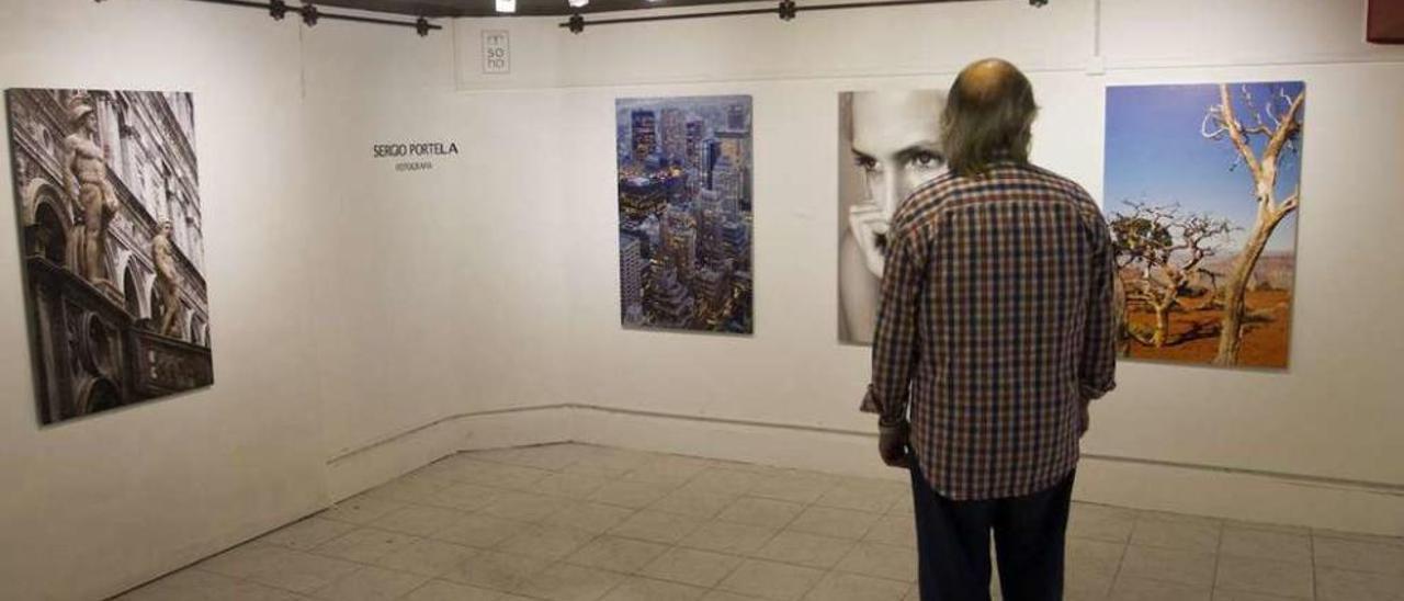 Un hombre contempla algunas de las obras de la exposición. // Marcos Canosa