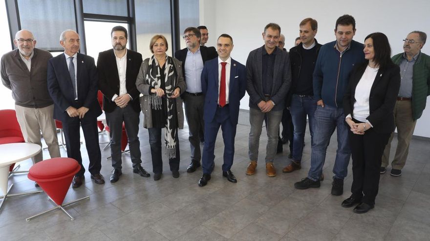 Integrantes de la Mesa por la Industria en una pasada reunión en el NIemeyer.