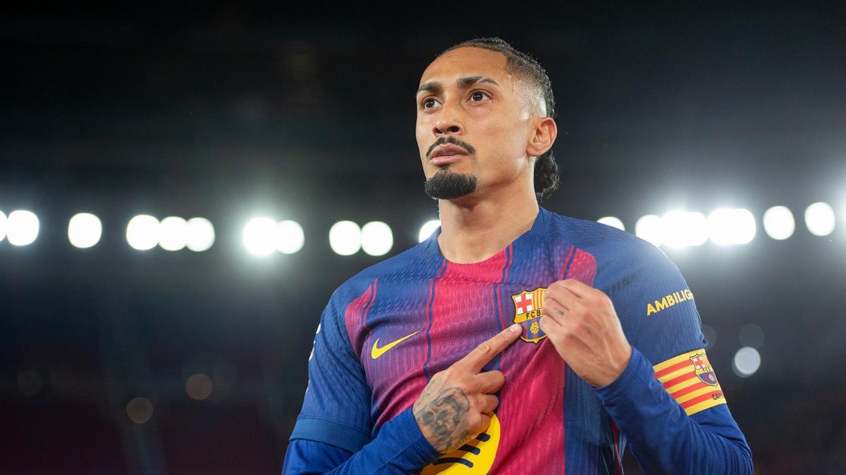 Raphinha se señala el escudo tras marcar al Atlético en el Camp Nou.