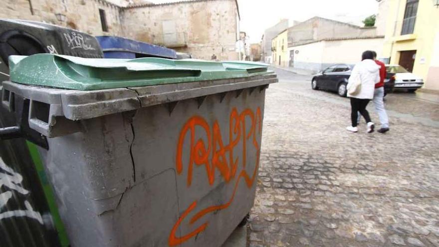 Aspecto de uno de los contenedores en mal estado de la ciudad.