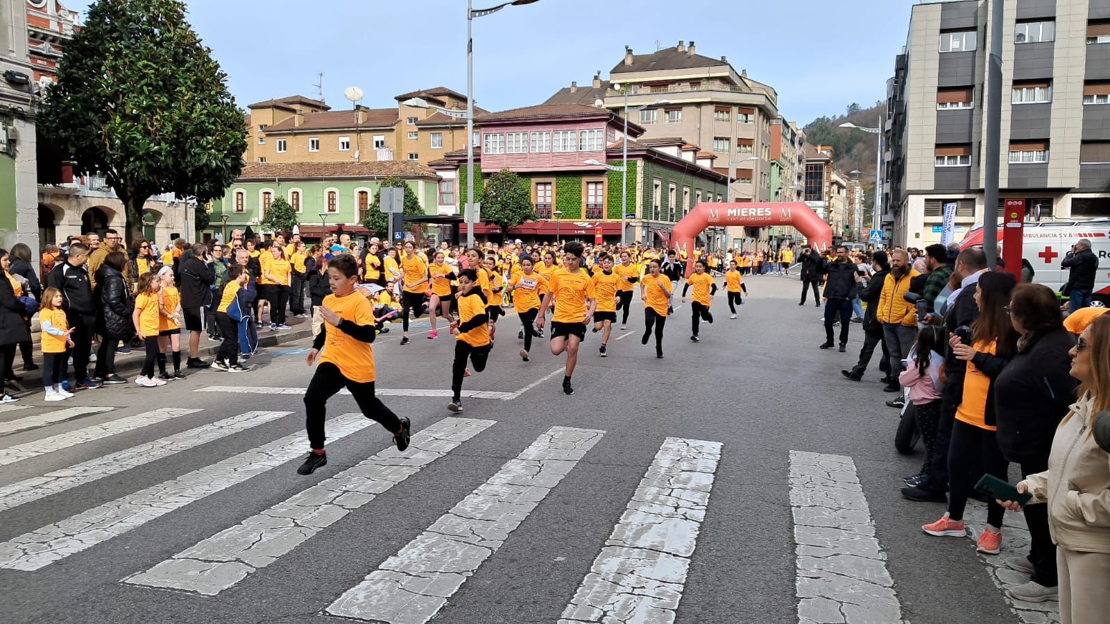 Las carreras contra el cáncer infantil reúnen a cientos de personas en las Cuencas