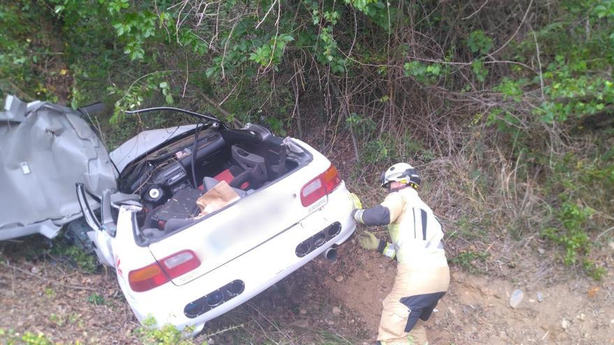 Dos heridos al salirse de la carretera en Los Fayos