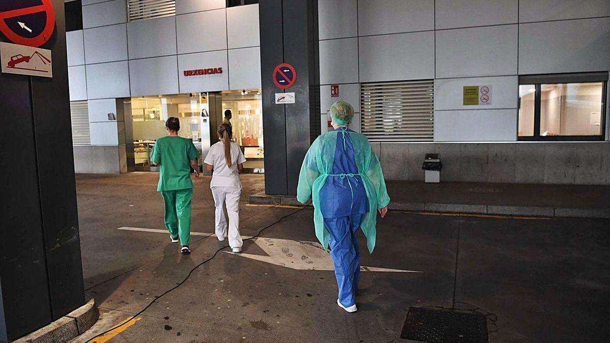 Varios sanitarios caminan hacia las Urgencias del Hospital de A Coruña.