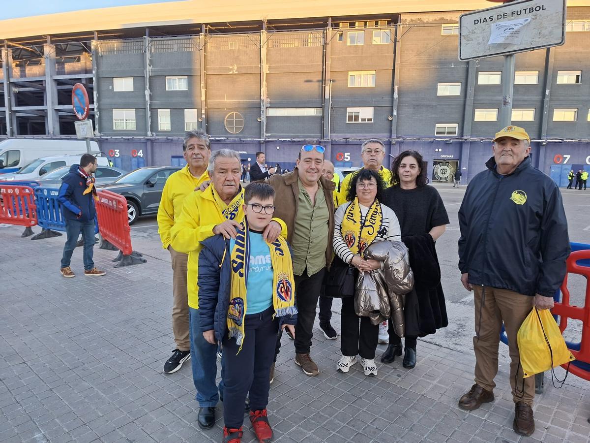 Un grupo de seguidores del Villarreal, a las puertas del Ciutat de València.