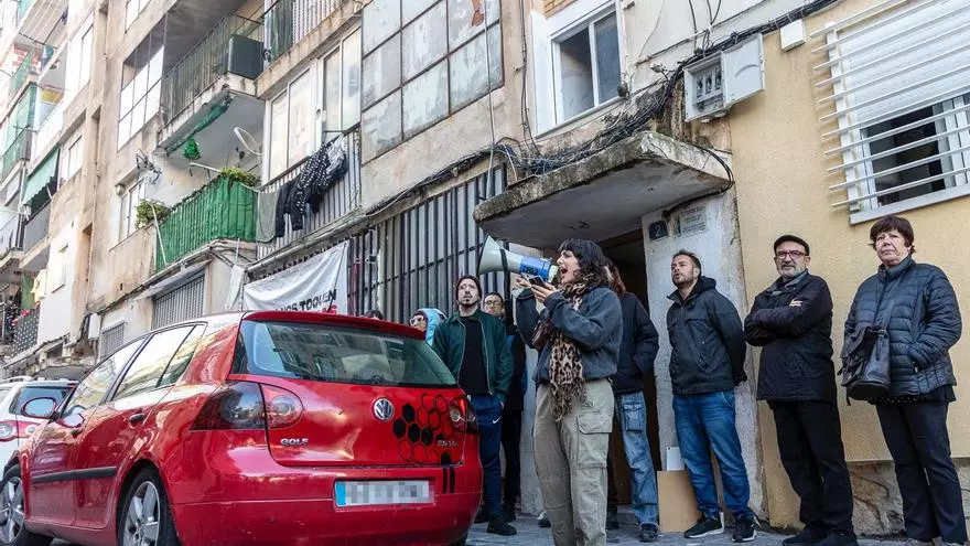 Desahucios en Alicante: El juzgado aplaza el desalojo de una familia con tres hijos en Colonia Requena