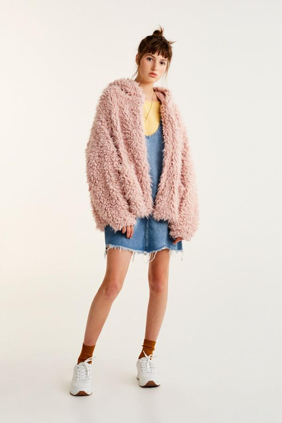 Abrigo de pelo rosa con capucha de Pull &amp; Bear