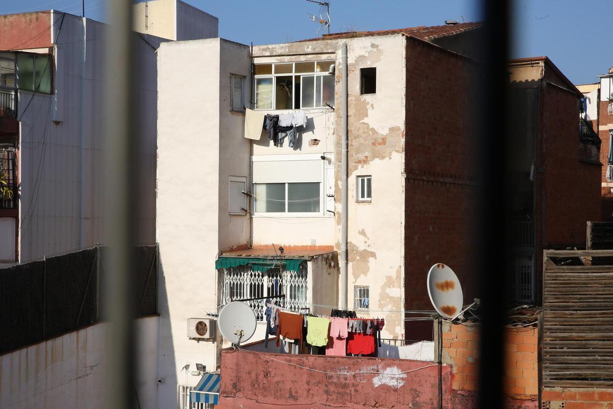 Viviendas deterioradas en el barrio de Fondo, en Santa Coloma, uno de los que urgen de más rehabilitaciones en el área metropolitana.