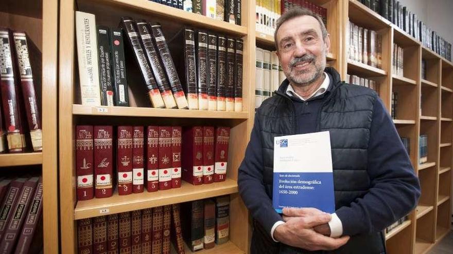 Juan Andrés Fernández Castro, con su tesis ya publicada por la Universidad de Santiago. // Bernabé / C.M.V.