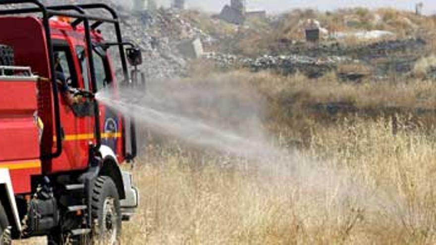 La mitad de las actuaciones de los bomberos son por quema de pastos