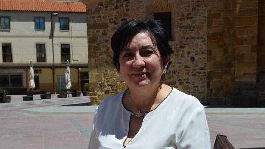 Mercedes Hernández, durante la entrevista, con su libro.