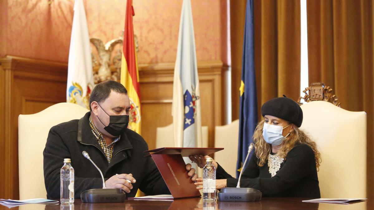 Rubén Quintá y Carmela Silva, durante la firma del convenio.