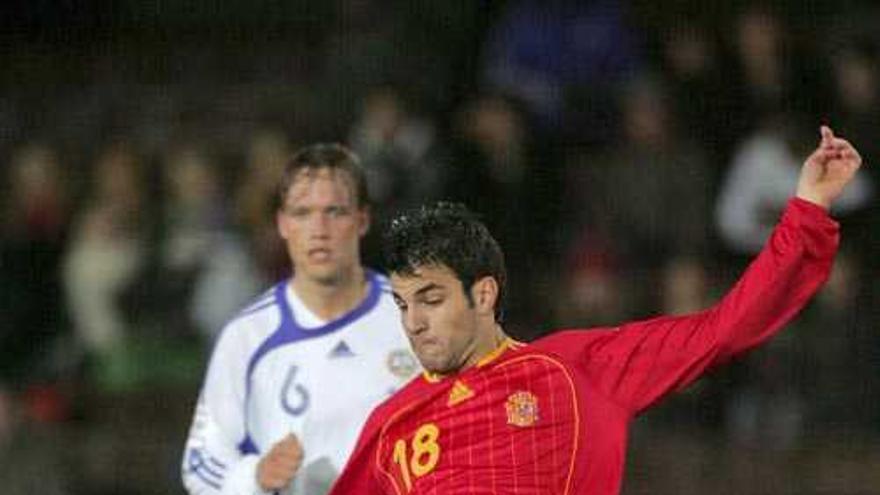 Reyes juega el balón en un instante del partido.