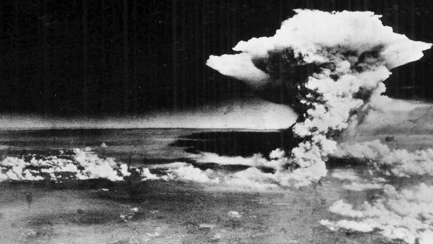 Fotografía aérea de la bomba atómica lanzada en Hiroshima.