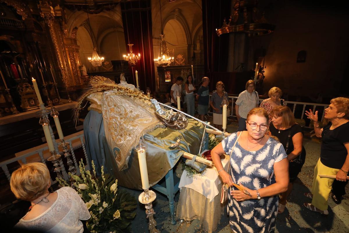 Ilicitanos en Santa María mostrando sus respetos a la imagen de la patrona de Elche