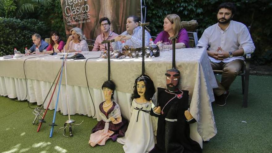 Marionetas y una muestra de trajes completan la oferta del Clásico de Cáceres