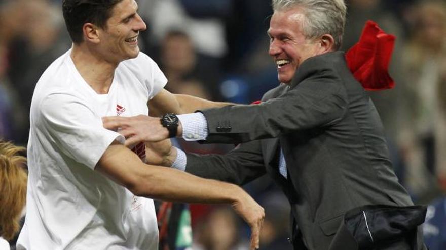 Heynckes celebra el pase a la final con Mario Gómez.