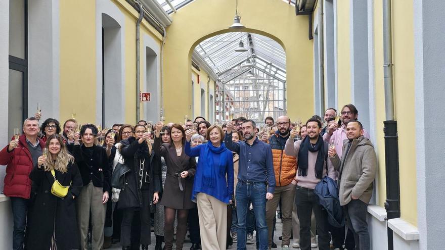 Brindis de cierre de fin de año, ayer, en La Curtidora, con Ana Lamela y Mariví Monteserín en el centro.  | A. A.