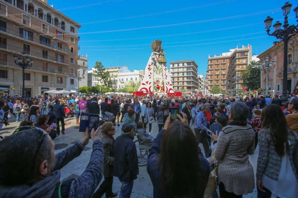 Miles de personas han acudido este lunes a visitar a la Virgen de los Desamparados