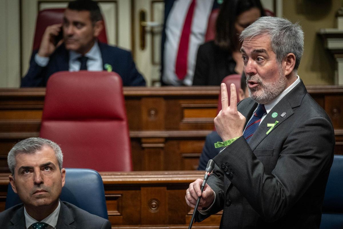 El presidente Fernando Clavijo interviene en el Parlamento mientras lo escucha el vicepresidente Manuel Domínguez.