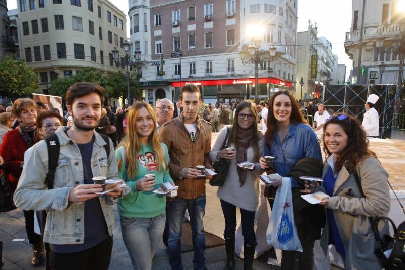 La degustación del pastel cordobés en Las Tendillas, en imágenes