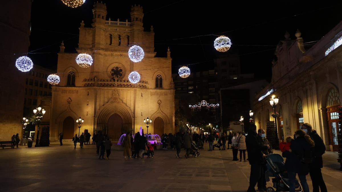 Luces navideñas encendidas en la plaza Mayor de Castelló