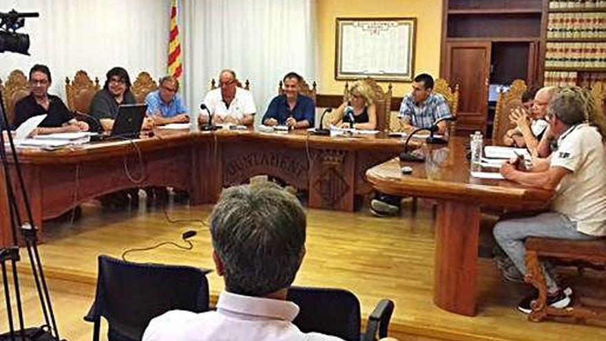 Un moment durant un ple municipal a Begur, en una imatge d&#039;arxiu.