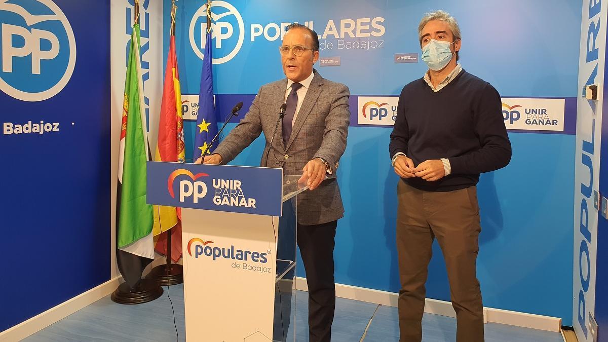 El concejal Eladio Buzo, ayer en rueda de prensa acompañado por su compañero Francisco Javier Gutiérrez.