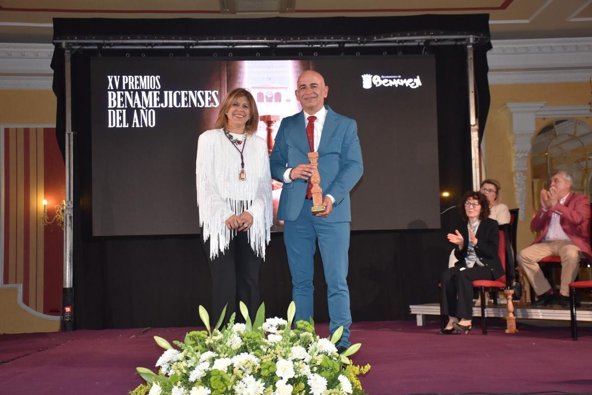 José Luna Pacheco, Hijo Predilecto de Benamejí, con la alcaldesa, Carmen Lara.