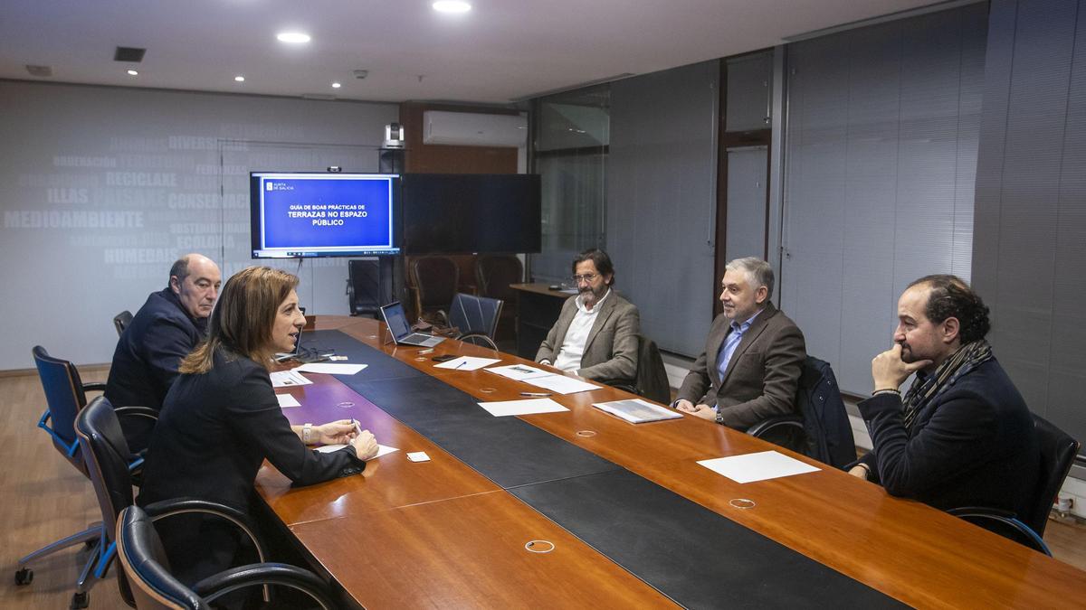 La Xunta y responsables de Estrella Galicia estudian mejorar la integración de las terrazas hosteleras en el entorno