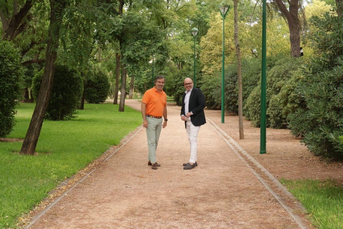Bernardo Jordano y uno de los técnicos del Ayuntamiento, en el circuito del Parque Cruz Conde.