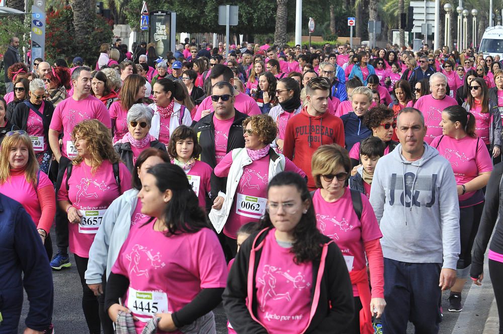 Más de 9.000 personas arropan la carrera y la marcha organizadas por Amacmec para recaudar fondos para las afectadas por la enfermedad.
