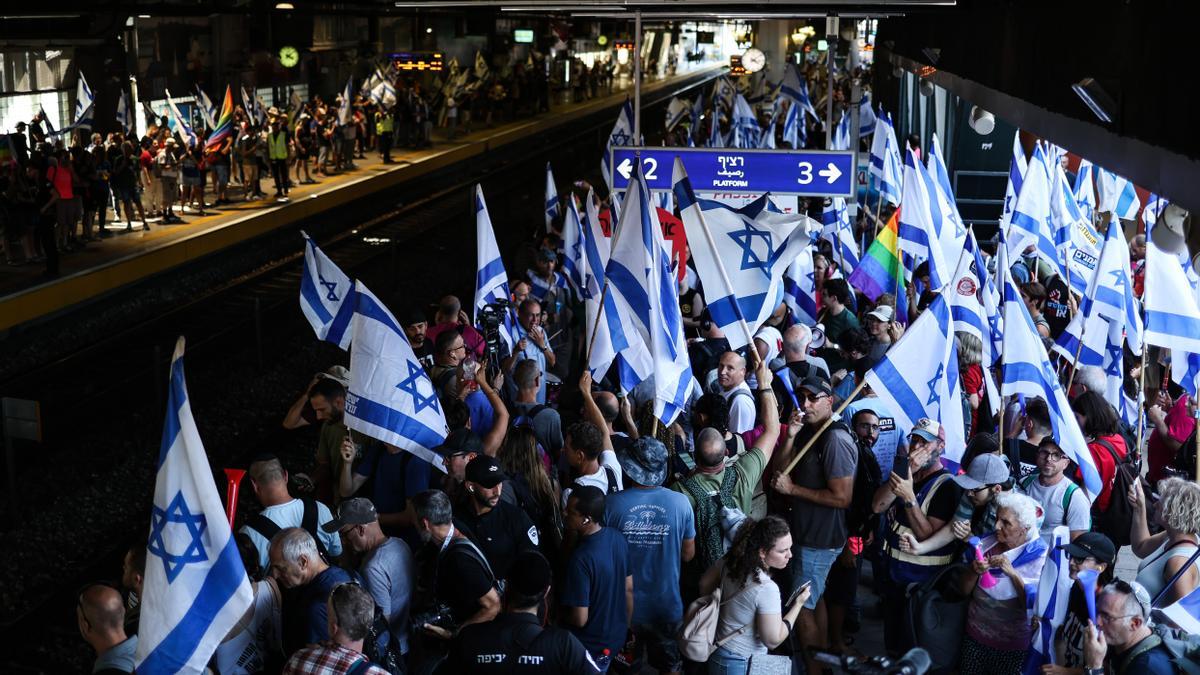 Manifestantes contra la reforma judicial en Israel cortan los trenes en Tel Aviv