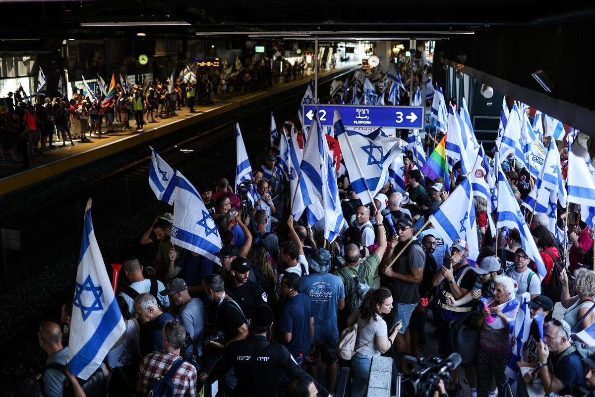 Manifestantes contra la reforma judicial en Israel cortan los trenes en Tel Aviv. Manifestantes contra la reforma judicial en Israel cortan los trenes en Tel Aviv.