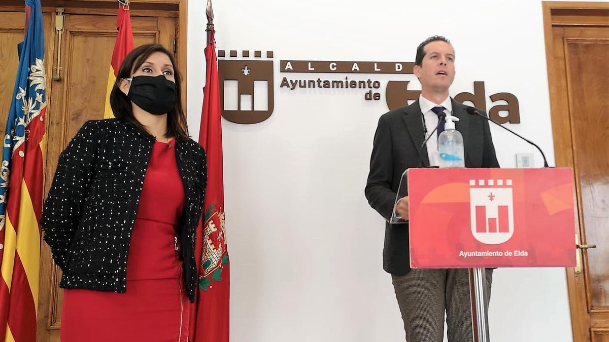 El alcalde de Elda, Rubén Alfaro, y la concejala de Empleo, Silvia Ibáñez