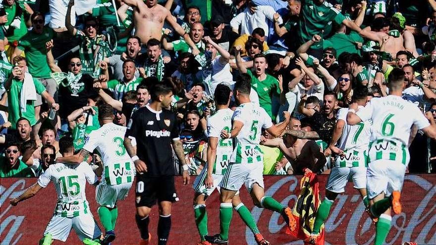 Los futbolistas del Betis celebran el gol inaugural de Bartra.